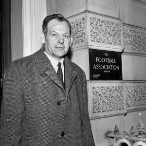L'ancien sélectionneur de football d'Angleterre Walter Winterbottom quittant le siège de la FA.