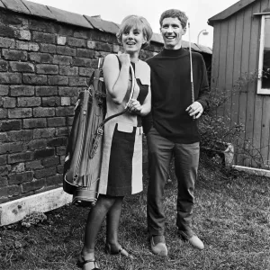 Der englische Fußballspieler Alan Ball mit seiner Freundin Lesley Newton Der englische Fußballspieler Alan Ball mit seiner Freundin Lesley Newton