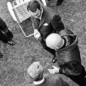 Jimmy Greaves, englischer Fußballer, trifft den Schauspieler Yul Brynner während des Besuchs im Jahr 1966. Jimmy Greaves, englischer Fußballer, trifft den Schauspieler Yul Brynner während des Besuchs im Jahr 1966.