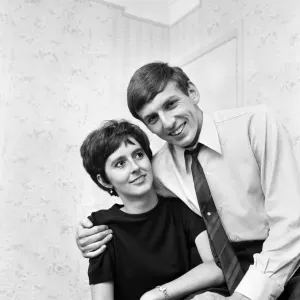 Le footballeur anglais Martin Peters avec son épouse Kathleen / Kathy lors d'une réception.
