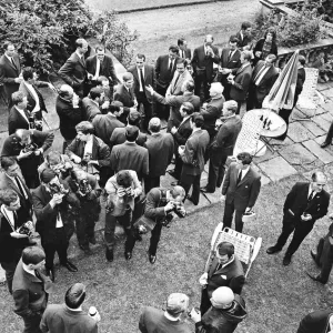 Englische Fußballer treffen den Schauspieler Sean Connery während des Besuchs der englischen Weltmeister 1966. Englische Fußballer treffen den Schauspieler Sean Connery während des Besuchs der englischen Weltmeister 1966.