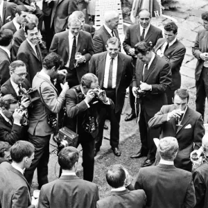 Englische Fußballspieler treffen Schauspieler Sean Connery und Yul Brynner während des Besuchs. Englische Fußballspieler treffen Schauspieler Sean Connery und Yul Brynner während des Besuchs.