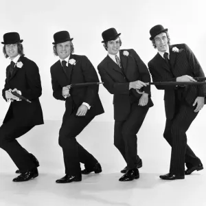 Les footballeurs d'Angleterre se tiennent dans le studio vêtus comme John Steed. Les footballeurs d'Angleterre se tiennent dans le studio vêtus comme John Steed.