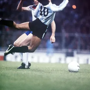 England v Argentina May 1980 Diego Maradona Dave Watson CL13 649 England v Argentina May 1980 Diego Maradona Dave Watson CL13 649