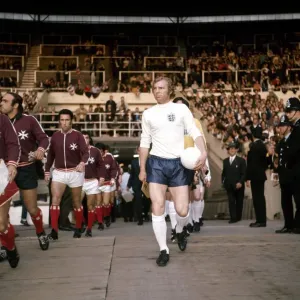 Inglaterra vs Malta, Estadio de Wembley, 10. 05. 71. El capitán inglés Bobby Moore lidera Inglaterra vs Malta, Estadio de Wembley, 10. 05. 71. El capitán inglés Bobby Moore lidera