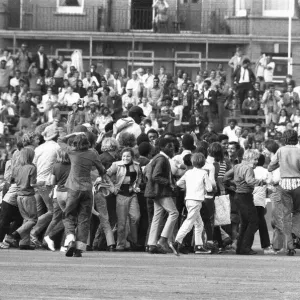 England v West Indies 26th July 1973 Clive Lloyd towers over a crowd of young fans England v West Indies 26th July 1973 Clive Lloyd towers over a crowd of young fans