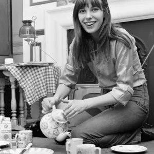 Jane Birkin at Home Pouring Tea, March 1971 Print