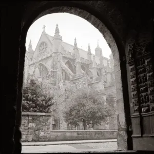 La cathédrale gothique anglaise vue depuis sous une arcade les villes d'Angleterre église. La cathédrale gothique anglaise vue depuis sous une arcade les villes d'Angleterre église.