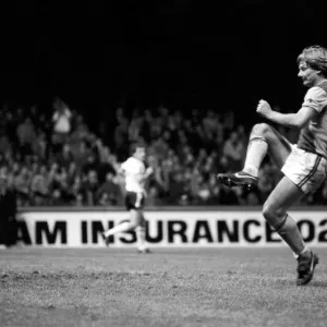 Aston Villa 2 v Manchester United 1 English League Division One Print November 1982 Aston Villa 2 v Manchester United 1 English League Division One Print November 1982