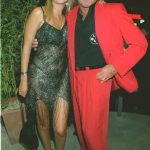 Il proprietario del night club inglese Peter Stringfellow con Claire Leng al nuovo nightclub Home.