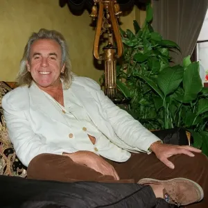 Il proprietario di un nightclub inglese, Peter Stringfellow, a casa in relax. Settembre 1998.