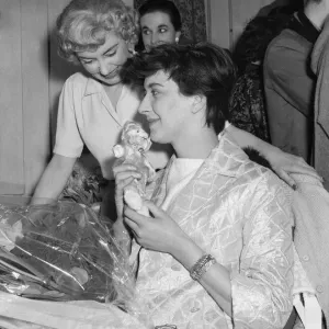 Die englische Dramatikerin Shelagh Delaney erhält einen Strauß Blumen an ihrem ersten Abend. Die englische Dramatikerin Shelagh Delaney erhält einen Strauß Blumen an ihrem ersten Abend.