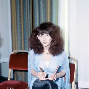 La cantante e compositrice inglese Kate Bush agli British Rock and Pop Awards. La cantante e compositrice inglese Kate Bush agli British Rock and Pop Awards.