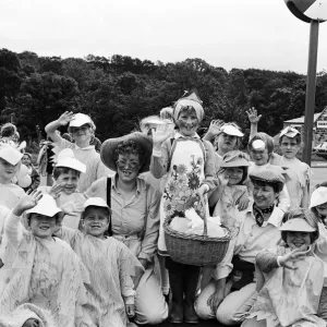 Profiter du plaisir de la fête de Denby Dale est une femme fermière. Profiter du plaisir de la fête de Denby Dale est une femme fermière.