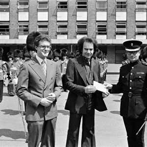 Entertainer Neil Diamond and Lord Tavistock present a cheque to the 2nd Battalion