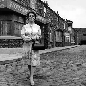 Entertainment: Actress Jean Alexander on the set of the soap scenes Coronation street