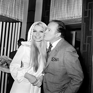 Entertainment: Film actor Bob Hope opens how to commit marriage