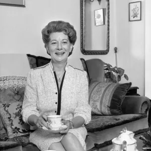 L'information : L'actrice de télévision Jean Alexander qui joue Hilda Ogden dans la soap. L'information : L'actrice de télévision Jean Alexander qui joue Hilda Ogden dans la soap.