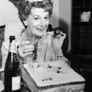 Divertissement : Télévision : La première dame du savon de la Grande-Bretagne, Jean Alexander. Divertissement : Télévision : La première dame du savon de la Grande-Bretagne, Jean Alexander.