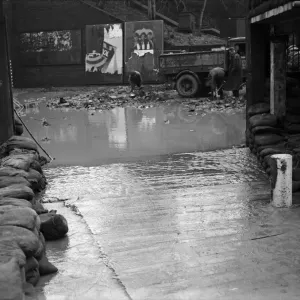 L'entrée de la fabrique Cadbury à Bournville alors que les ouvriers nettoient après l'inondation. L'entrée de la fabrique Cadbury à Bournville alors que les ouvriers nettoient après l'inondation.