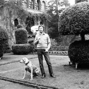 Eric Clapton und sein Haustier Willows, ein achtjähriger Weimaraner Eric Clapton und sein Haustier Willows, ein achtjähriger Weimaraner