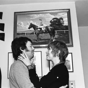 Eric Clapton und seine Frau Pattee Boyd, im Bild vor einem Foto seines Pferdes Via Eric Clapton und seine Frau Pattee Boyd, im Bild vor einem Foto seines Pferdes Via