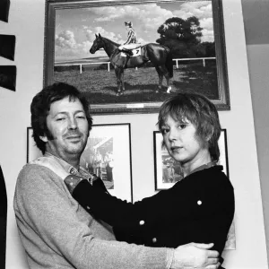 Eric Clapton und seine Frau Patrice vor einem Foto von seinem Pferd Via Eric Clapton und seine Frau Patrice vor einem Foto von seinem Pferd Via