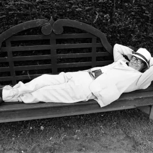 Eric Morecambe en el rodaje en Hever Castle, donde está haciendo una película de comedia. Eric Morecambe en el rodaje en Hever Castle, donde está haciendo una película de comedia.