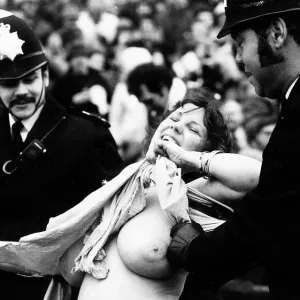 Erica Roe Streaker à un match de rugby international à Twickenham, escortée par la police. Erica Roe Streaker à un match de rugby international à Twickenham, escortée par la police.