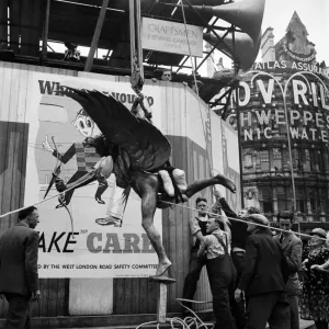 Eros kehrt nach dem Ende des Zweiten Weltkriegs zu Piccadilly Circus zurück
