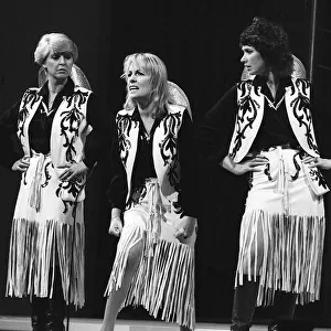 Esther Rantzen, Jan Leeming and Gloria Hunniford Nov 1982 in a song