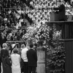 L'évangéliste Billy Graham s'adresse à une foule de 19 000 personnes à Earls Court, Londres.