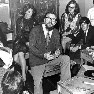 Evening classes at East Kilbride High School gets free entertainment from folk singers