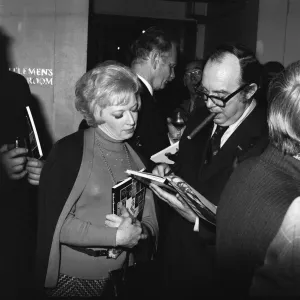 Ricezione serale per annunciare l'uscita del nuovo libro di Eric Morecambe e Ernie Wise.