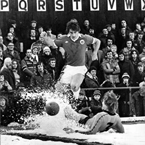 Everton forward Bob Latchford on the ball as Wolverhampton Wanderers defender Parkin