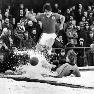 Everton's Bob Latchford in Snowy Challenge Print 1979