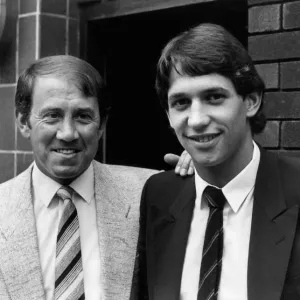Everton manager Howard Kendall with new striker Gary Lineker at Goodison Park