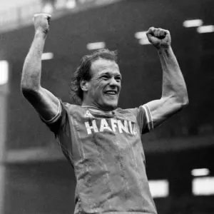 Everton v. Arsenal. Mars 1985 MF Andy Gray célèbre la finale
