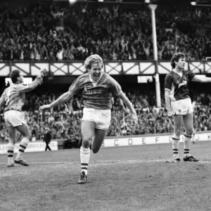 Everton v. Aston Villa Print - October 1984 Football Division One Match Everton v. Aston Villa Print - October 1984 Football Division One Match