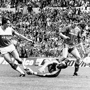 Everton V Liverpool F. A. Cup Final 1985 / 86 Season. Gary Lineker beating Bruce