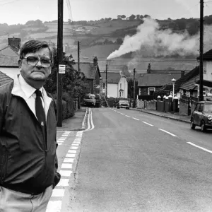 Una scena quotidiana a Risca, il signor John Herbert ritratto in Gelli Avenue con il fumo. Una scena quotidiana a Risca, il signor John Herbert ritratto in Gelli Avenue con il fumo.