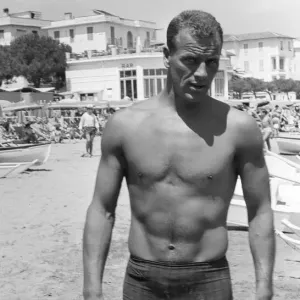 ehemaliger Spieler von Leeds United, John Charles, am Strand in Italien nachdem er vom Verein gekauft wurde. ehemaliger Spieler von Leeds United, John Charles, am Strand in Italien nachdem er vom Verein gekauft wurde.