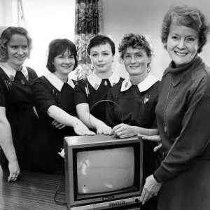 Las madres esperantes nunca deben perder un episodio de Dallas o Dinastía gracias a la generosidad.
