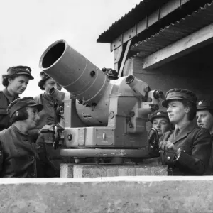 À un camp d'artillerie expérimentale à Manorbier, au Pays de Galles, des membres du Territorial auxiliaire. À un camp d'artillerie expérimentale à Manorbier, au Pays de Galles, des membres du Territorial auxiliaire.