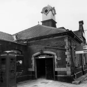 Die Außenanlage des nun verlassenen Bahnhofs Manors im Jahr 1985 in Newcastle am ersten Juli