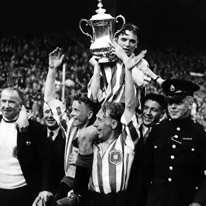 FA Cup Final at Wembley May 1937 Sunderlands H Carter Football lifts