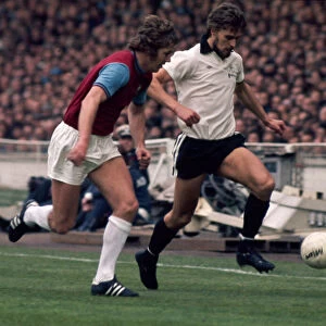 FA Cup Final West Ham v Fulham May 1975 Viv Busby of Fulham tries to find away
