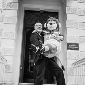 Le secrétaire de la FA Denis Follows photographié avec World Cup Willie.