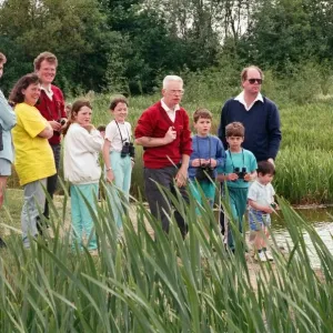 Families enjoy bird watching at Billingham Beck Country Park. 30th May 1994 Families enjoy bird watching at Billingham Beck Country Park. 30th May 1994
