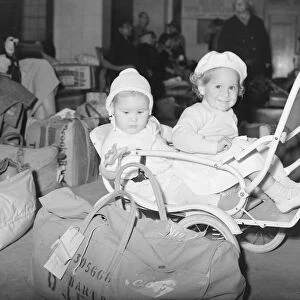 Families return from Suez Canal Zone 1951 B5629X3